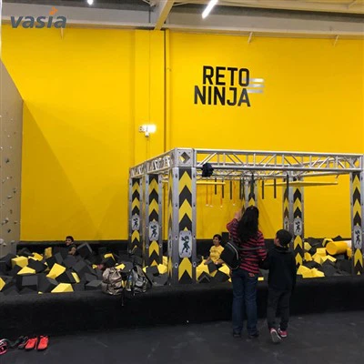 äventyrs- och trampolinpark inomhus