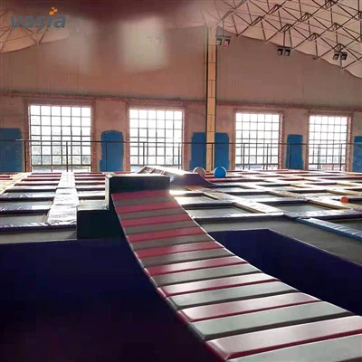 Stor trampolinpark och lekplats